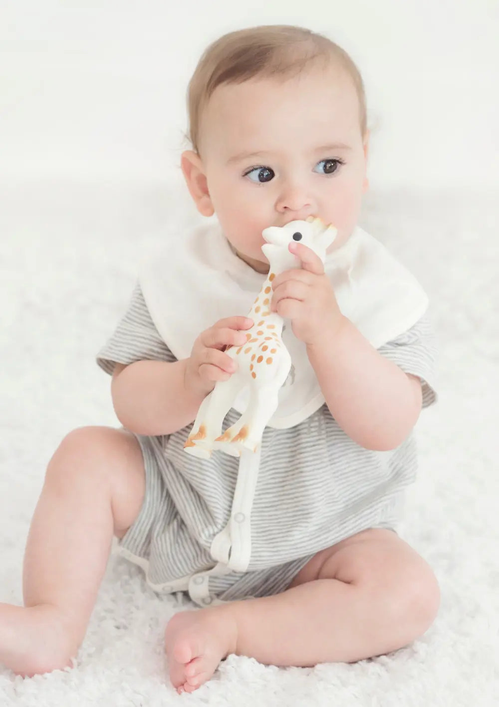 Baby kaut an Sophie La Girafe Giraffe aus Naturkautschuk