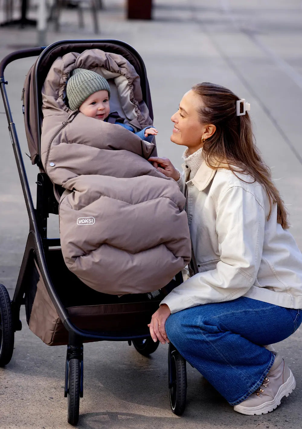 Kind im Sportwagen, warm eingepackt im Voksi Fußsack 'Explorer' Walnut Solid