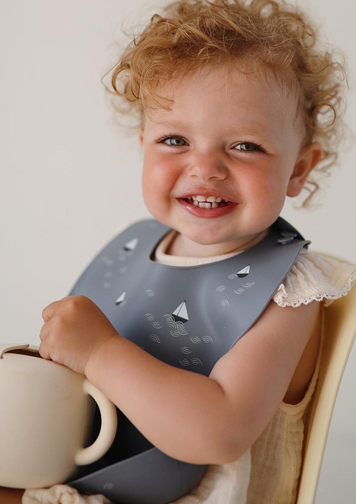 mushie Lätzchen aus Silikon Boat