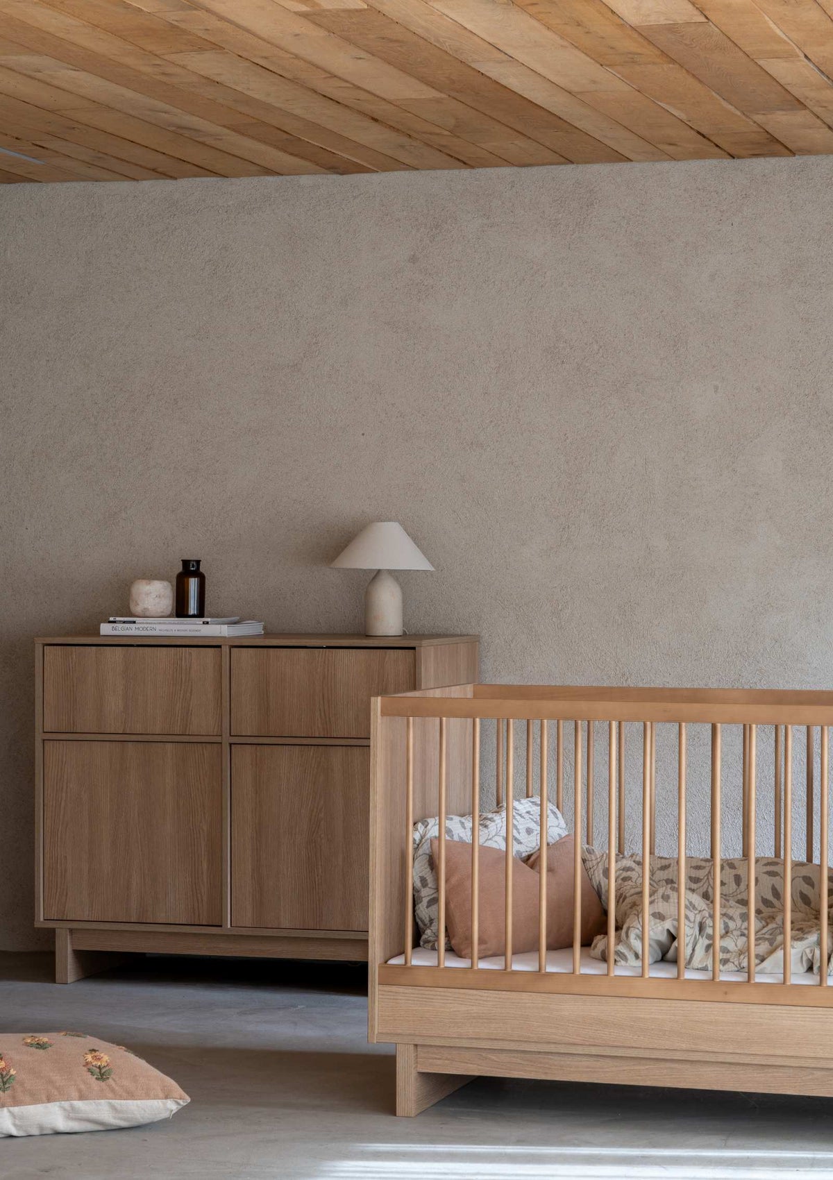 Quax 2-in-1 Bett 'Kyo' Honey Ash 140 x 70 cm und im Hintergrund: Kommode 'Kyo' 
