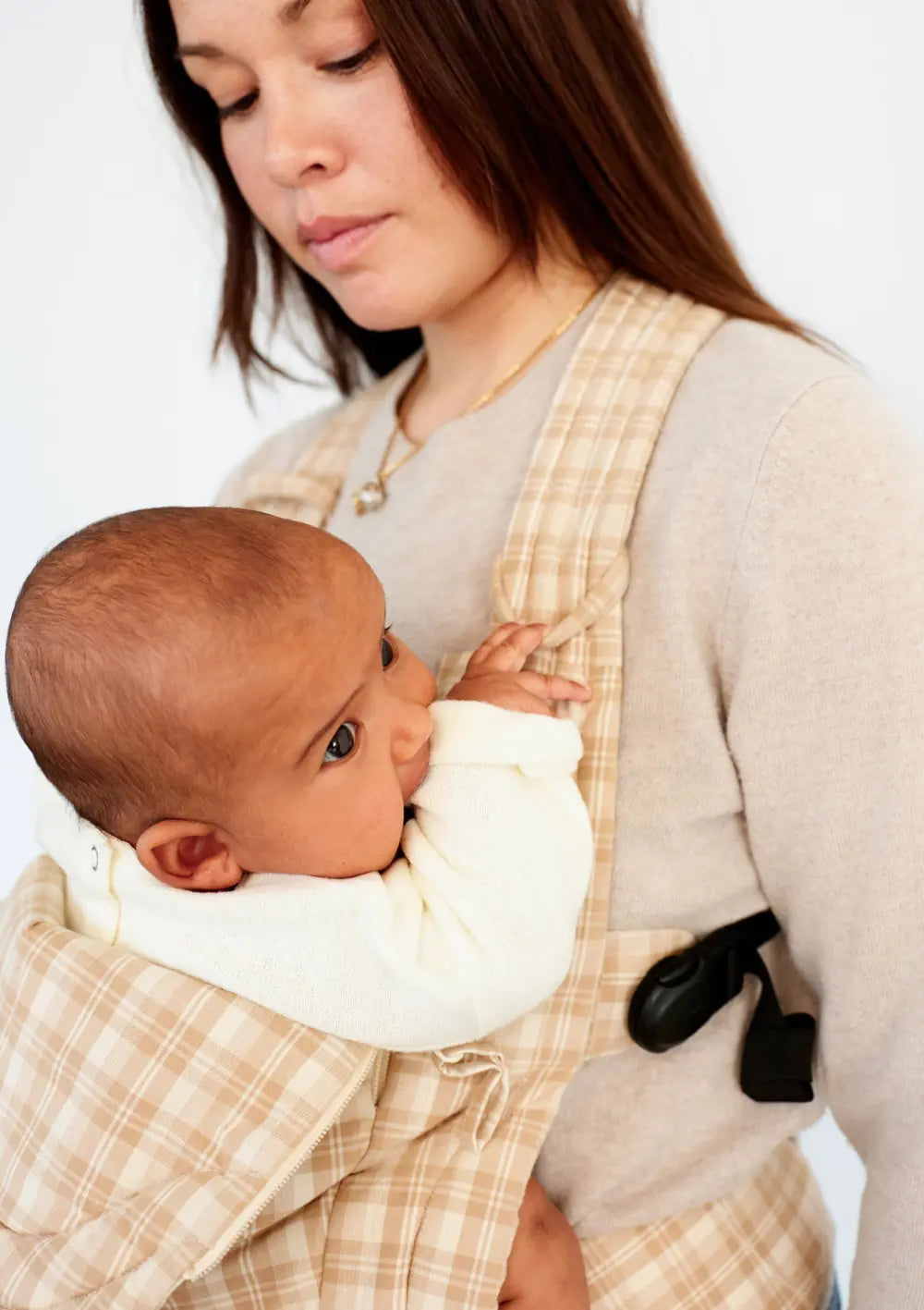 Nahaufnahme von Mutter und Kind in Moova Babytrage 'Balance' Mocha Check 